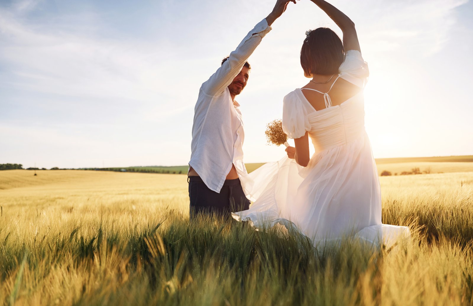 Pareja recién casados al atardecer